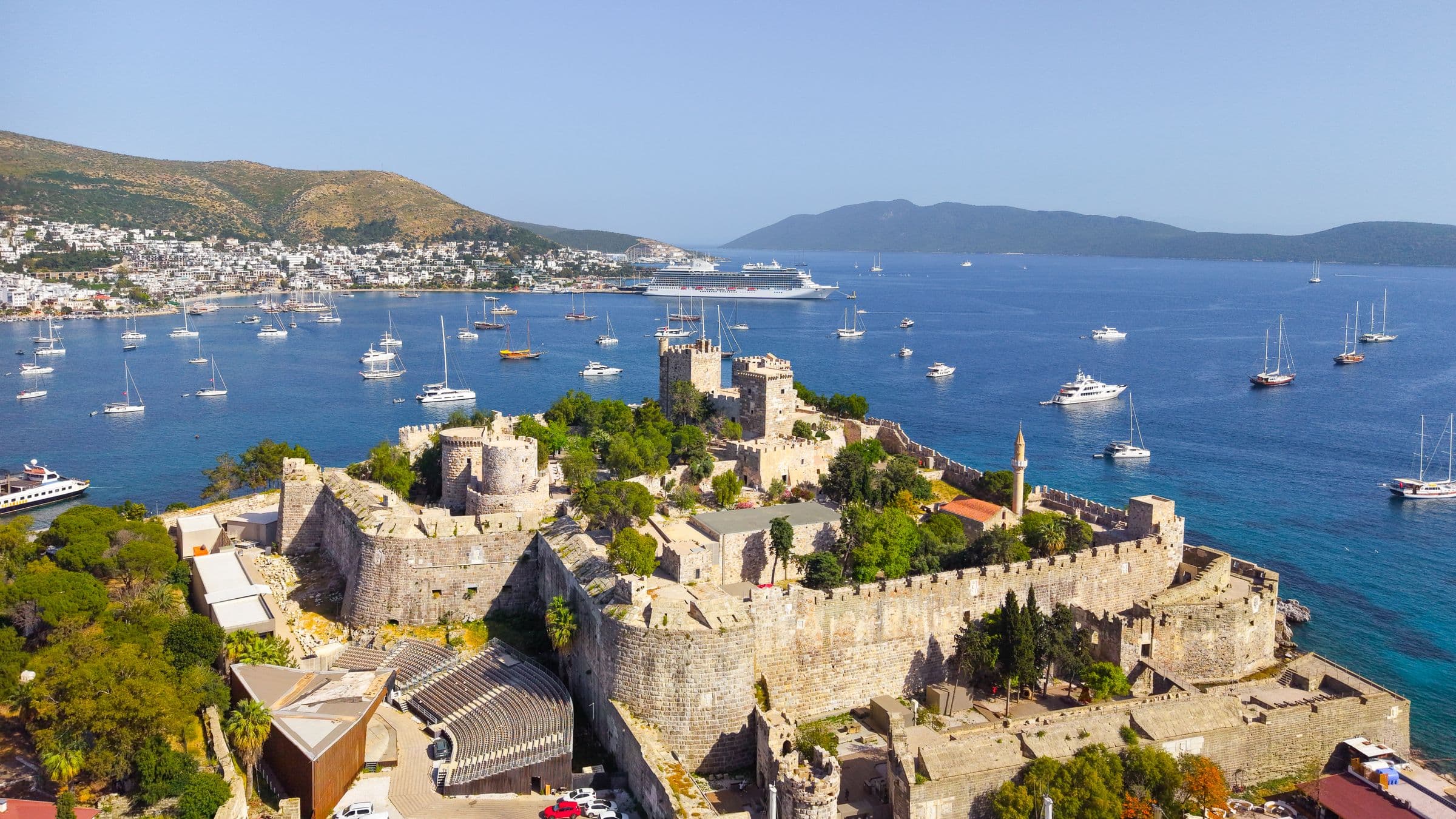 Bodrum Kalesi ve marinası, guletler ve yelkenlilerle dolu liman — BodrumSocial